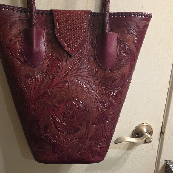 Alexandro Yeo Elegant Burgundy Embossed Tote Bag - Picture 7 of 13